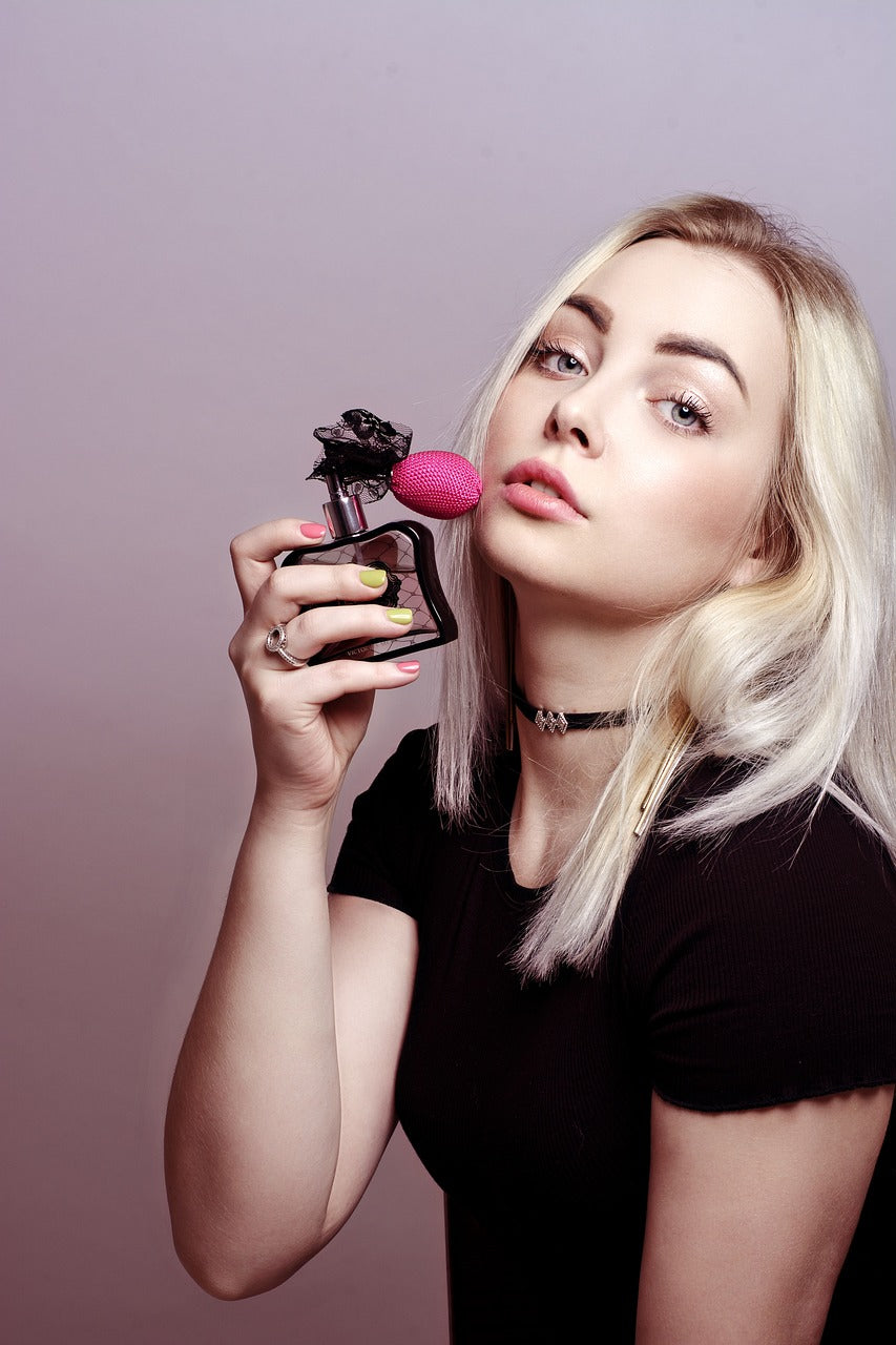 Vergleich zwischen Designer- und Nischendüften: Eine umfassende Analyse