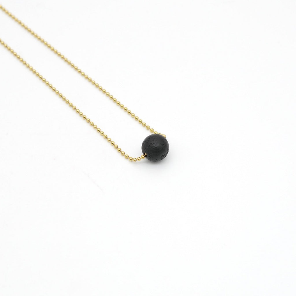 Naturverbunden und elegant -  goldfarbene Edelstahl Halskette mit Lavaperle