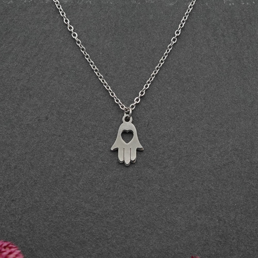 Edelstahl-Halskette mit Hamsa-Hand & Herz – Schutz & Liebe vereint