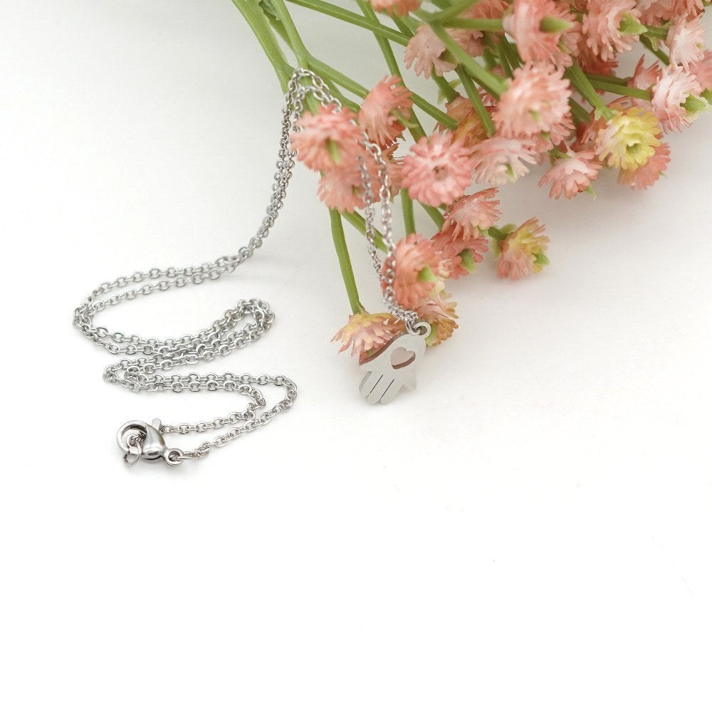 Edelstahl-Halskette mit Hamsa-Hand & Herz – Schutz & Liebe vereint