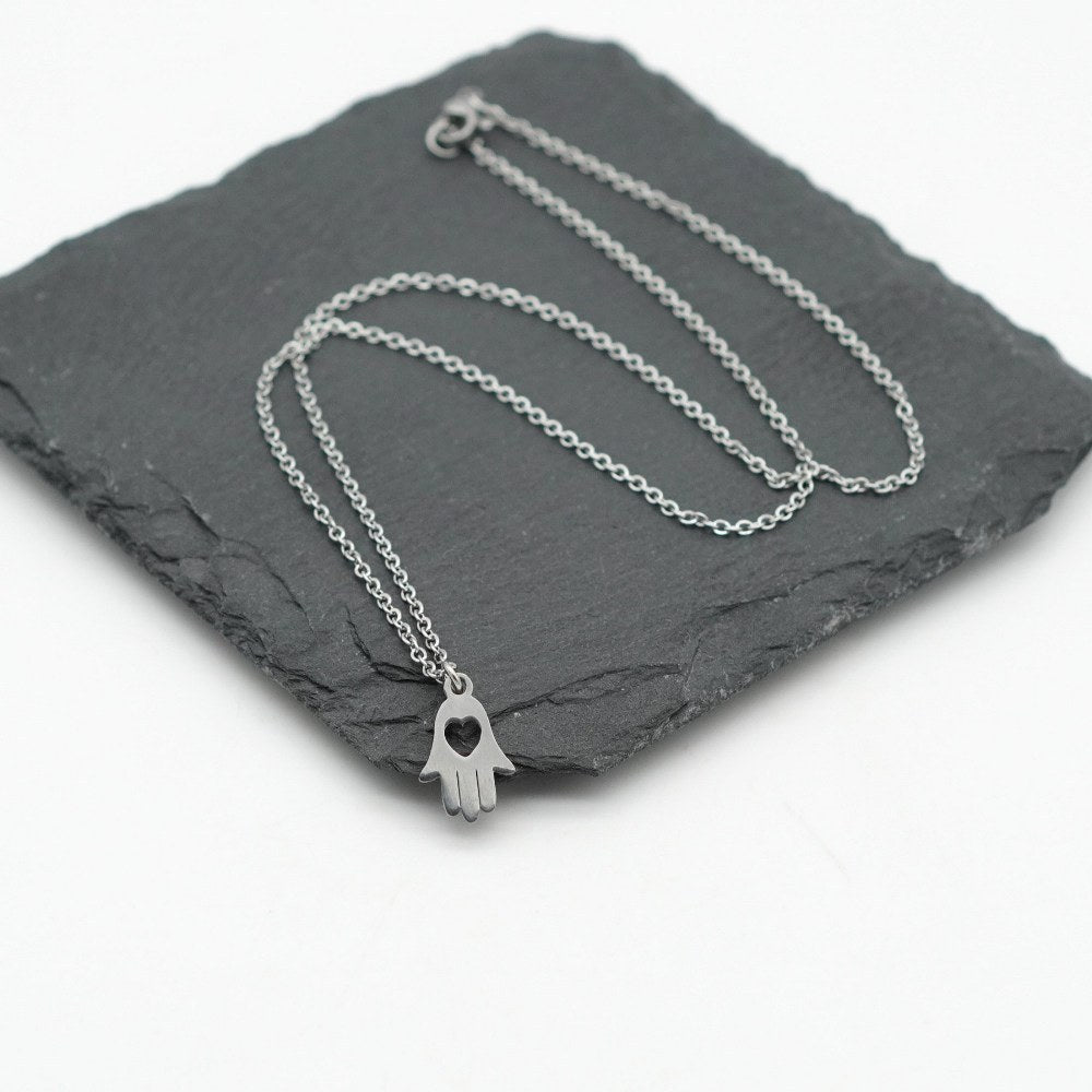 Edelstahl-Halskette mit Hamsa-Hand & Herz – Schutz & Liebe vereint