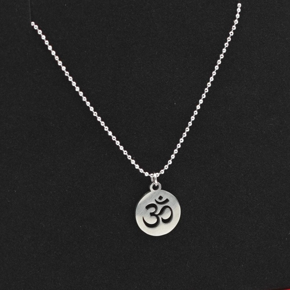 Edelstahl Halskette mit Om Anhänger – minimalistische Kette mit spiritueller Bedeutung