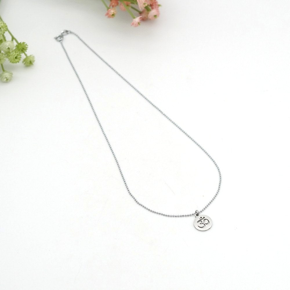 Edelstahl Halskette mit Om Anhänger – minimalistische Kette mit spiritueller Bedeutung