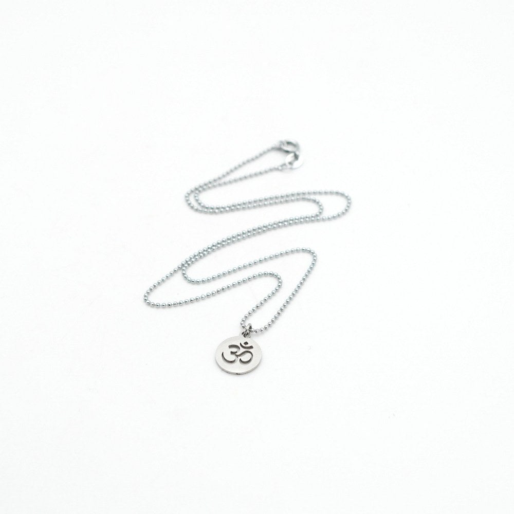 Edelstahl Halskette mit Om Anhänger – minimalistische Kette mit spiritueller Bedeutung
