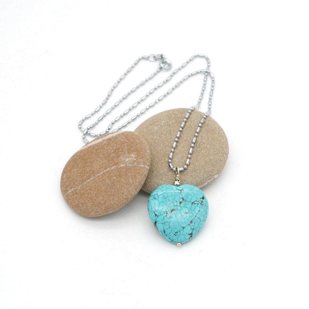 Halskette mit herzförmigen Türkis-Anhänger und Edelstahlkette edelstahlfarben