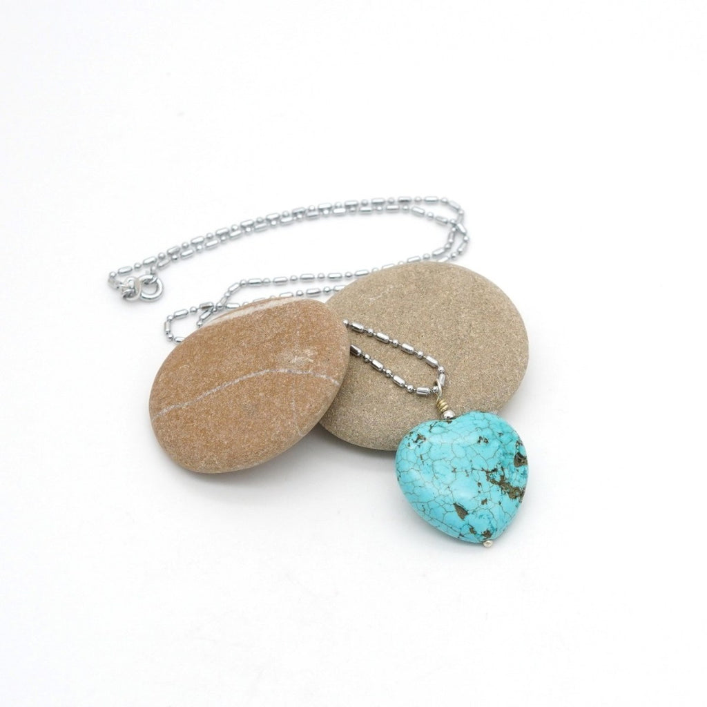 Halskette mit herzförmigen Türkis-Anhänger und Edelstahlkette edelstahlfarben