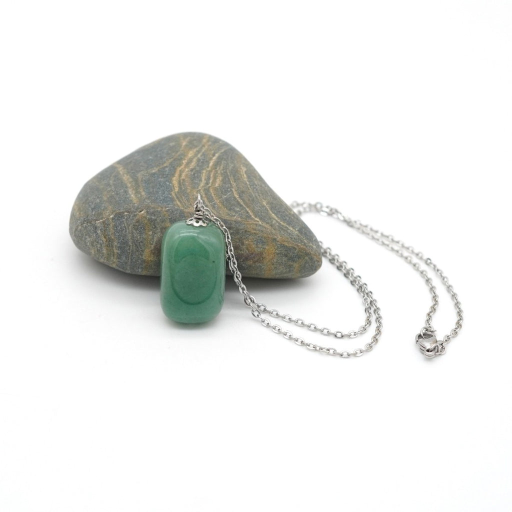 Halskette mit quaderförmigen grünem Aventurin Anhänger und Edelstahlkette