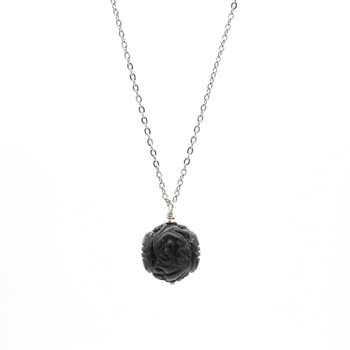 Halskette mit geschnitztem Obsidian Anhänger und Edelstahlkette