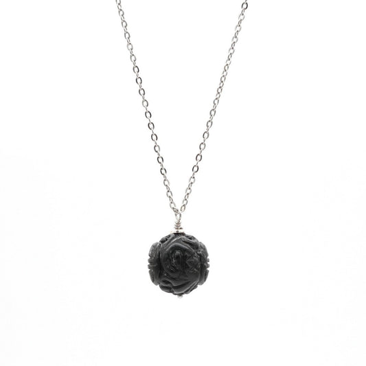 Halskette mit geschnitztem Obsidian Anhänger und Edelstahlkette