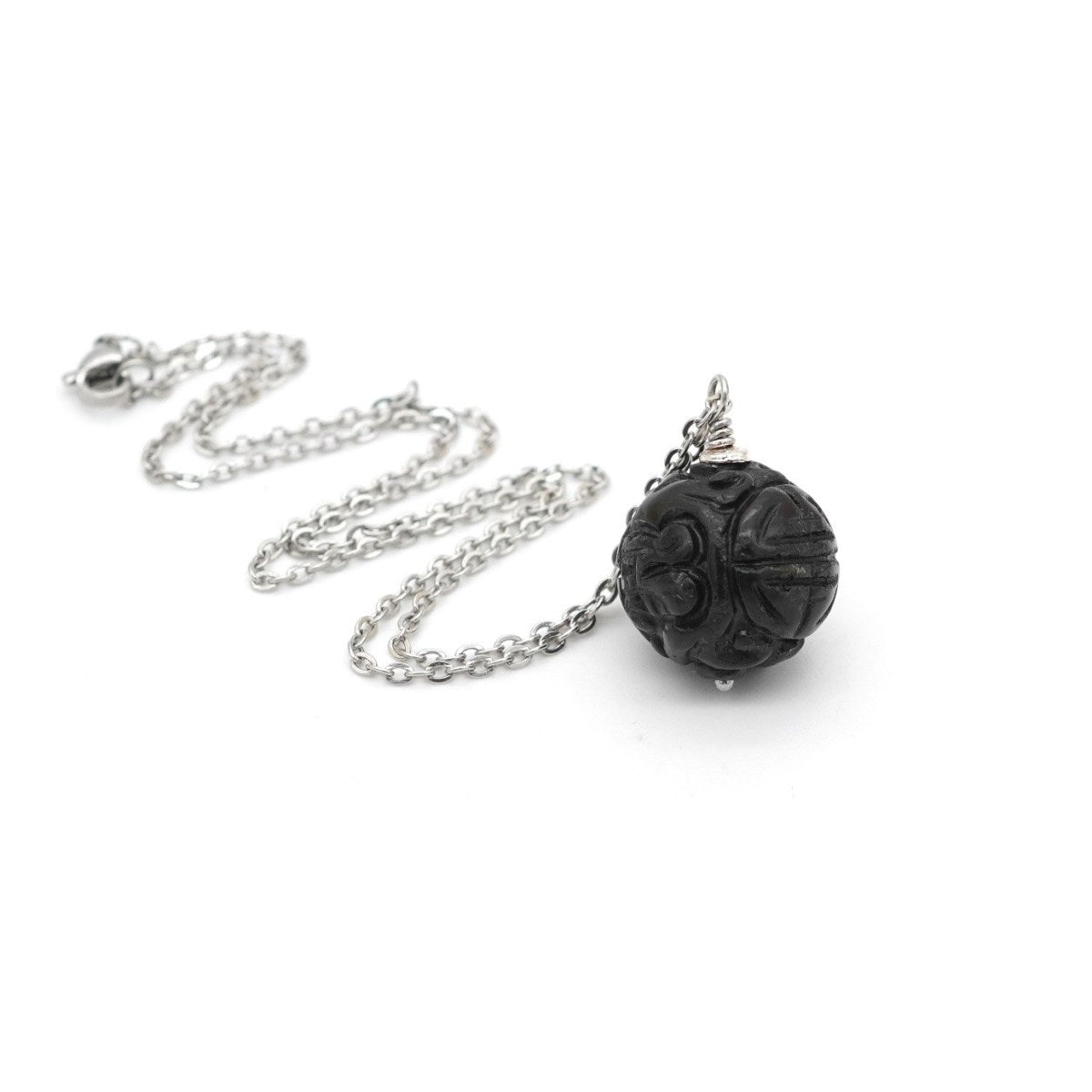 Halskette mit geschnitztem Obsidian Anhänger und Edelstahlkette