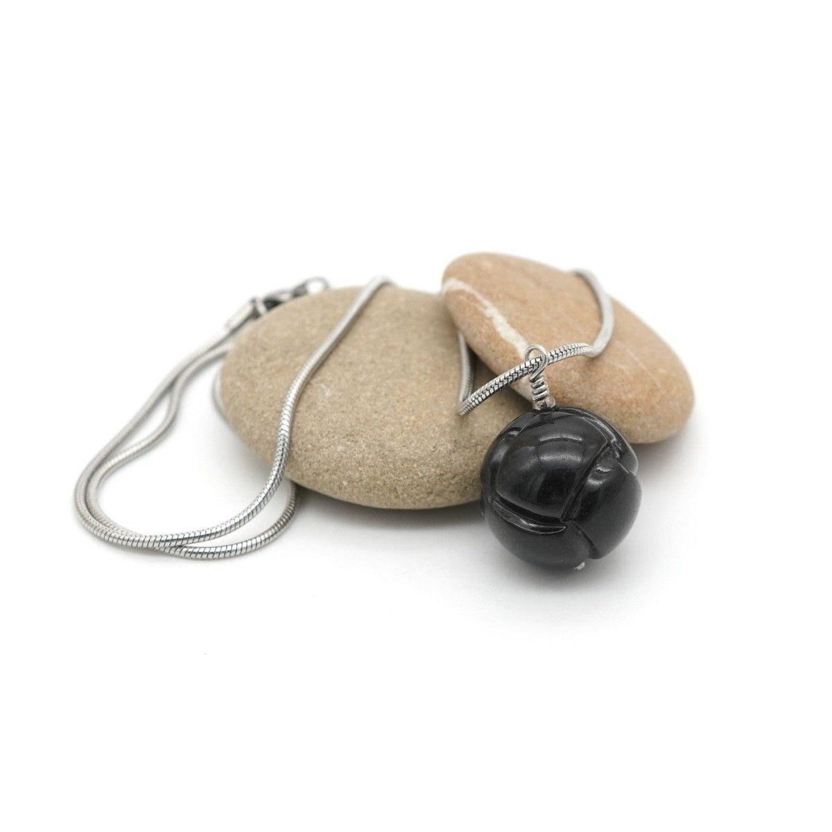 Halskette mit geschnitztem Obsidian Anhänger und Edelstahl Schlangenkette