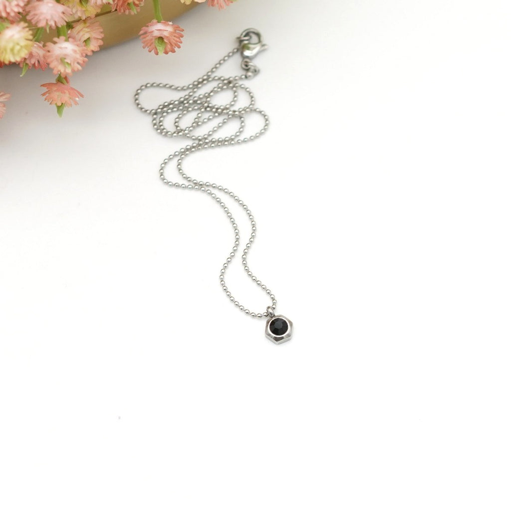 Edelstahl-Halskette mit 6-kantigem Anhänger & schwarzem Kristallstein