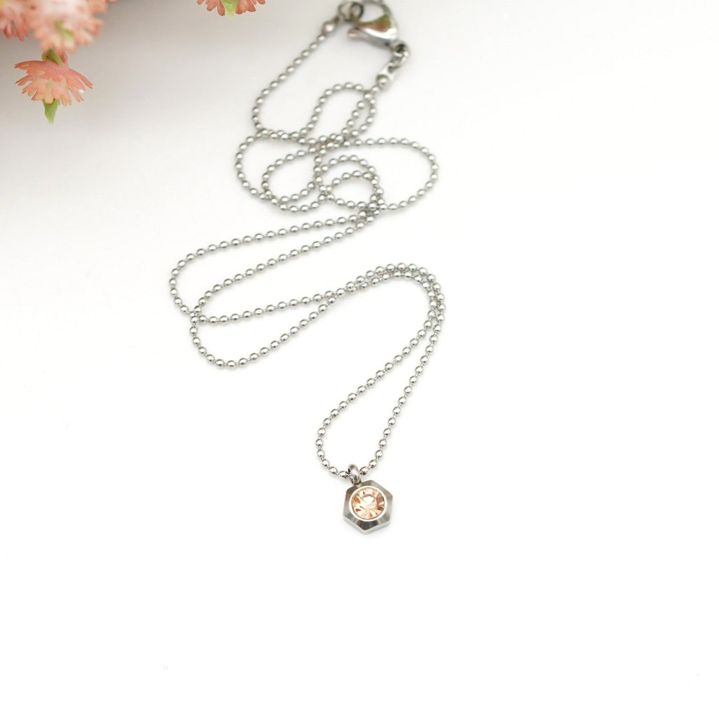 Edelstahl-Halskette mit 6-kantigem Anhänger & rosé-peachfarbenem Kristallstein