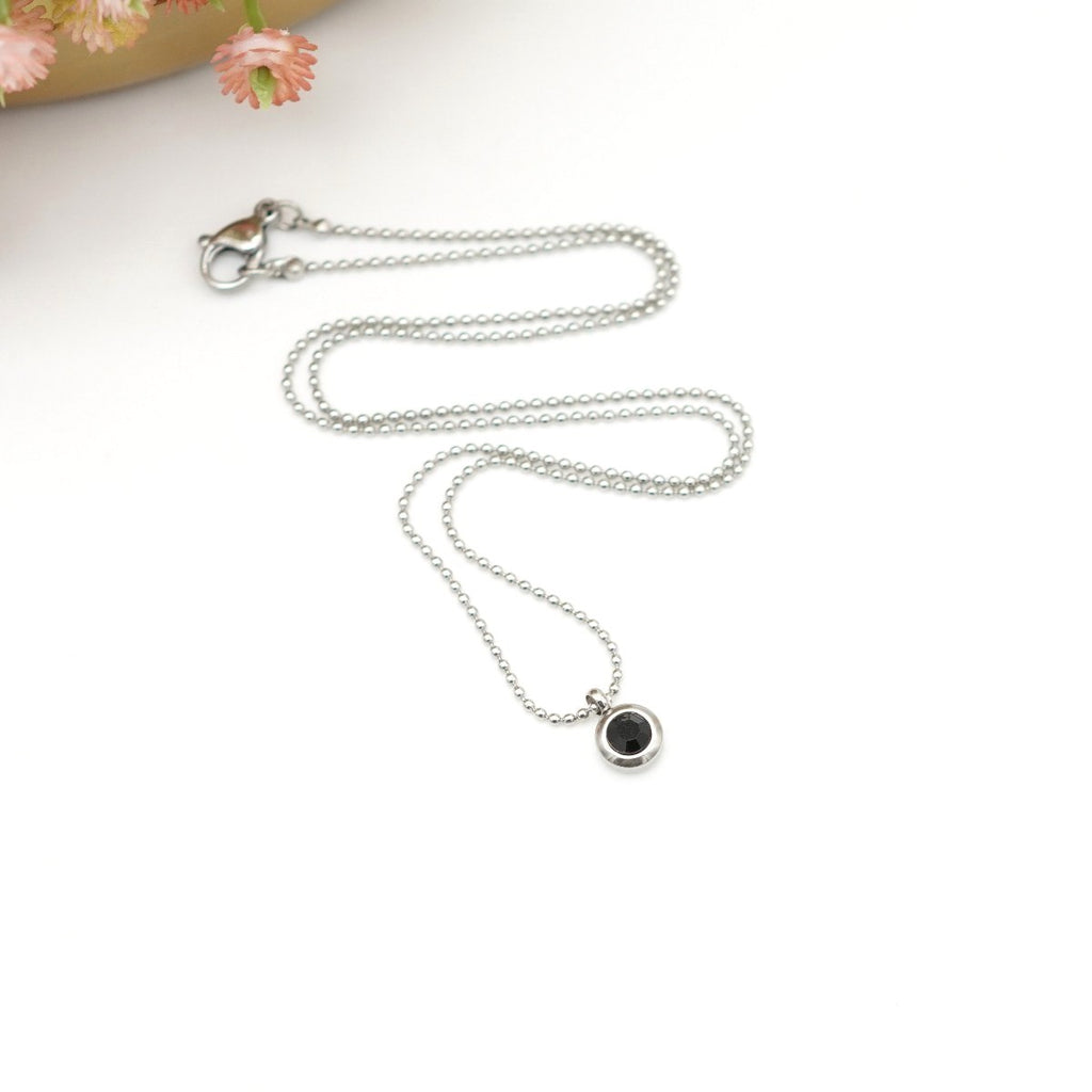 Edelstahl-Halskette mit rundem Anhänger & schwarzem Kristallstein