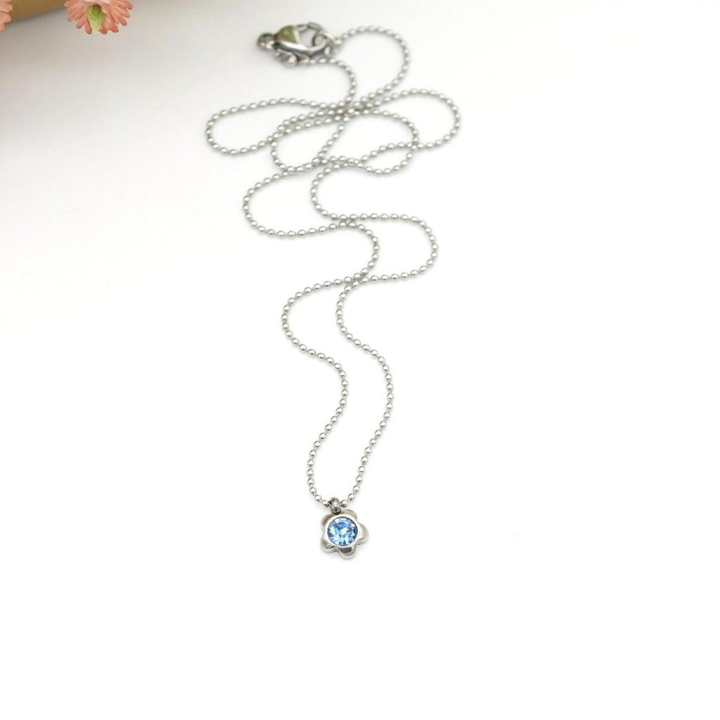 Edelstahl-Halskette mit Blumen-Anhänger & saphirblauem Kristallstein