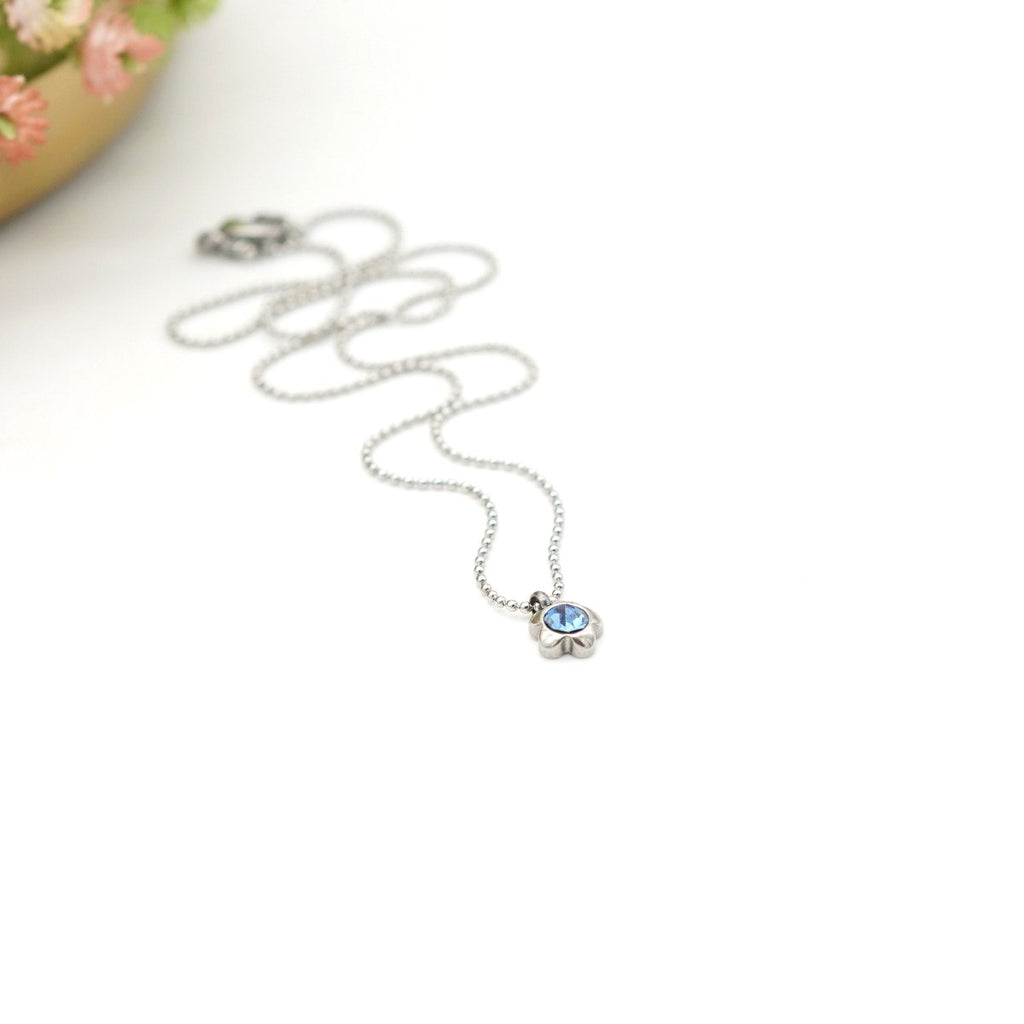 Edelstahl-Halskette mit Blumen-Anhänger & saphirblauem Kristallstein